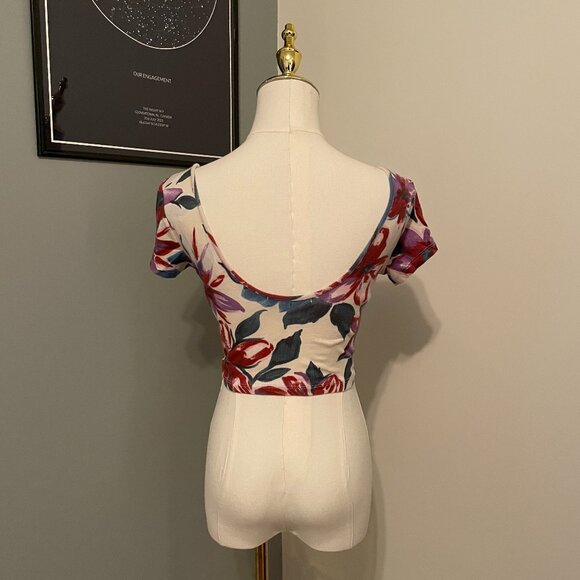 ✨3/$20✨ Brandy Melville Floral Crop Top - Picture 2 of 2